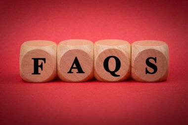 FAQS tahta blokları renk arkaplan üzerinde izole.