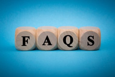 FAQS tahta blokları renk arkaplan üzerinde izole.