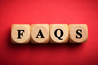FAQS tahta blokları renk arkaplan üzerinde izole.