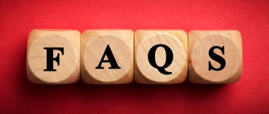 FAQS tahta blokları renk arkaplan üzerinde izole.