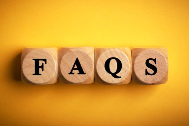 FAQS tahta blokları renk arkaplan üzerinde izole.