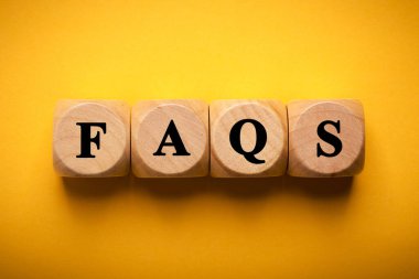 FAQS tahta blokları renk arkaplan üzerinde izole.