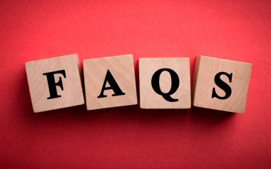FAQS tahta blokları renk arkaplan üzerinde izole.