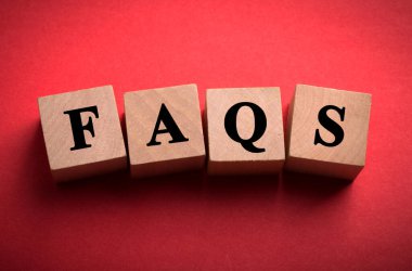 FAQS tahta blokları renk arkaplan üzerinde izole.