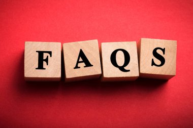 FAQS tahta blokları renk arkaplan üzerinde izole.