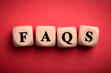 FAQS tahta blokları renk arkaplan üzerinde izole.