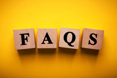 FAQS tahta blokları renk arkaplan üzerinde izole.