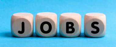 İş dünyasının tahta blokları renk arkaplanına izole edilmiş.