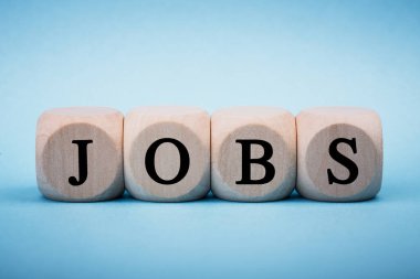 İş dünyasının tahta blokları renk arkaplanına izole edilmiş.