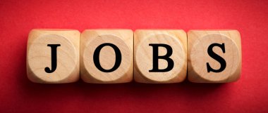 İş dünyasının tahta blokları renk arkaplanına izole edilmiş.