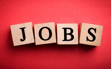 İş dünyasının tahta blokları renk arkaplanına izole edilmiş.