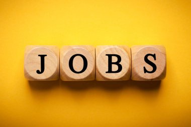 İş dünyasının tahta blokları renk arkaplanına izole edilmiş.