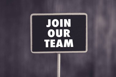 Ekibimizin iş kavramına katılın. Tahta tabela kapalı..