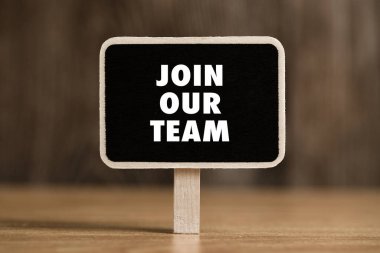 Ekibimizin iş kavramına katılın. Tahta tabela kapalı..