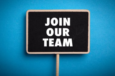 Ekibimizin iş kavramına katılın. Tahta tabela kapalı..