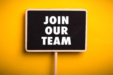 Ekibimizin iş kavramına katılın. Tahta tabela kapalı..