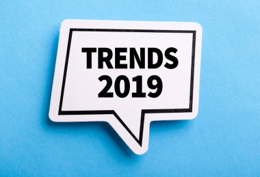 2019 beyaz konuşma balonu mavi arkaplanda izole edildi.