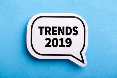 2019 beyaz konuşma balonu mavi arkaplanda izole edildi.