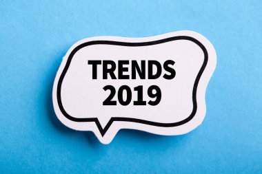 2019 beyaz konuşma balonu mavi arkaplanda izole edildi.