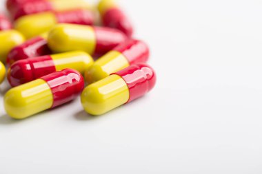 Tıbbın yakın plan çekimleri beyaz arkaplandaki fotokopi alanı ile. Tedavi için ilaç reçetesi. İlaç, sağlık için konteynırda tedavi. 