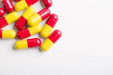 Tıbbın yakın plan çekimleri beyaz arkaplandaki fotokopi alanı ile. Tedavi için ilaç reçetesi. İlaç, sağlık için konteynırda tedavi. 