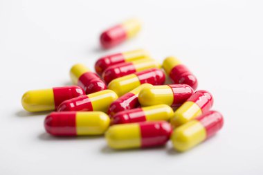 Tıbbın yakın plan çekimleri beyaz arkaplandaki fotokopi alanı ile. Tedavi için ilaç reçetesi. İlaç, sağlık için konteynırda tedavi. 