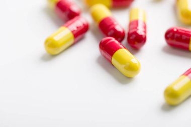 Tıbbın yakın plan çekimleri beyaz arkaplandaki fotokopi alanı ile. Tedavi için ilaç reçetesi. İlaç, sağlık için konteynırda tedavi. 