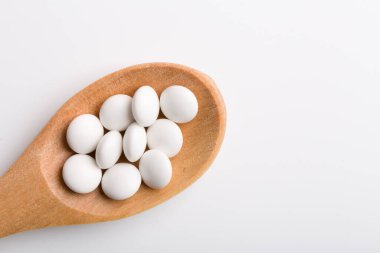 Eczane teması, beyaz arka planda ilaç içeren kaşık.