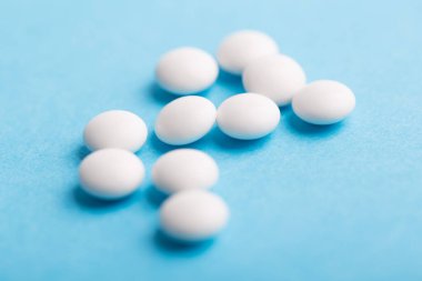 Eczane teması, mavi arka planda tıbbın yakın plan çekimi.