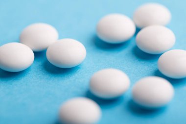 Eczane teması, mavi arka planda tıbbın yakın plan çekimi.