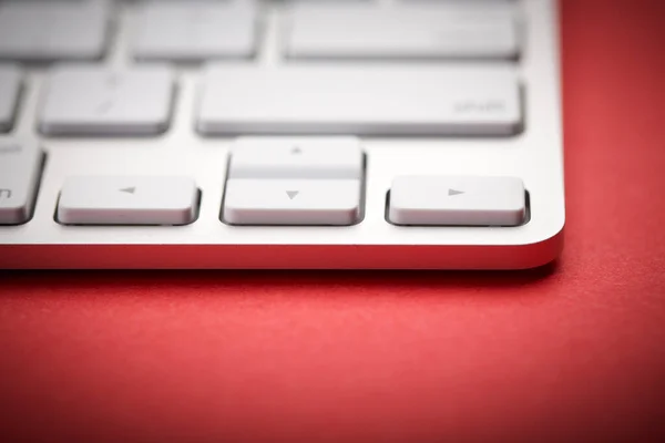 Kırmızı Arkaplanda Beyaz Klavyenin Yakın Çekimi — Stok fotoğraf
