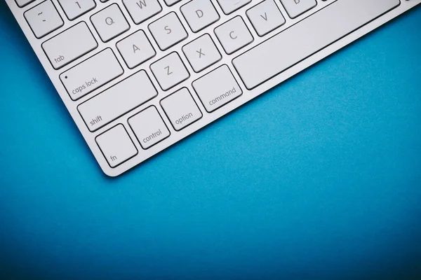 空白のコピースペースを持つ白いキーボードのトップビュー — ストック写真