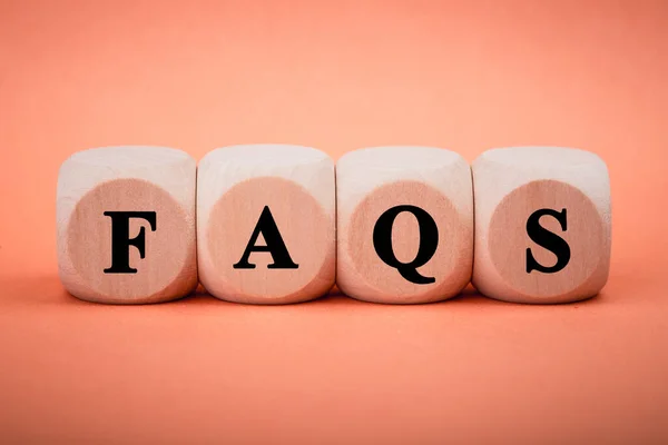 Faqs Bloques Madera Aislados Sobre Fondo Color — Foto de Stock