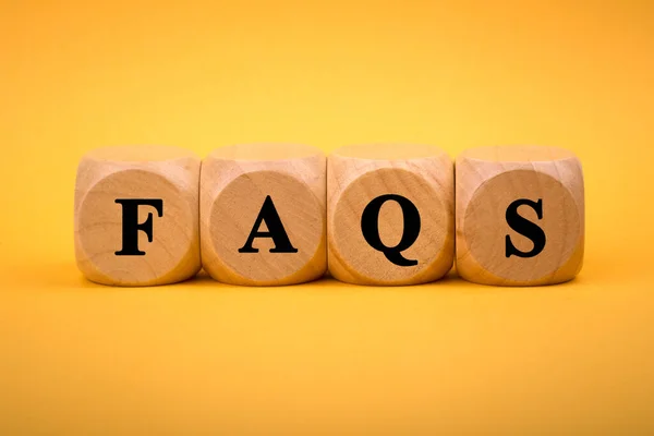 Faqs Dřevěné Bloky Izolované Barevném Pozadí — Stock fotografie