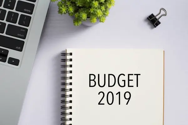 Concetto Budget 2019 Sul Desktop Con Tastiera Portatile Forniture Ufficio — Foto Stock