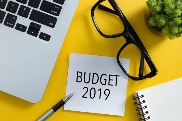 Concetto Budget 2019 Sul Desktop Con Tastiera Portatile Forniture Ufficio — Foto Stock
