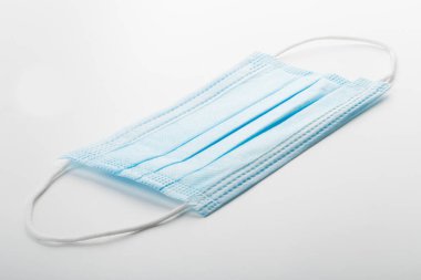 Beyaz arka planda tıbbi koruyucu maske, Coronavirüs önleme, wuhan virüsü koruma faktörü.