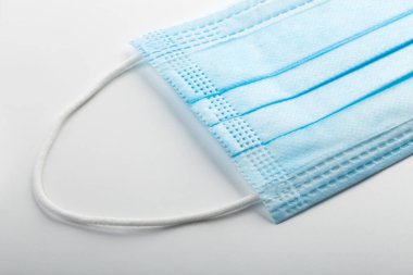 Beyaz arka planda tıbbi koruyucu maske, Coronavirüs önleme, wuhan virüsü koruma faktörü.