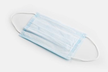 Doktor maskesi ve korona virüs koruması beyaz arka planda izole edildi.