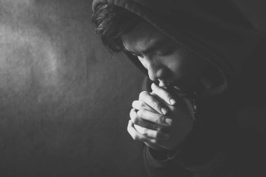 Dua eden adam daha iyisini umuyor. Tanrı 'dan şans, başarı ve af dilemek. Dinin gücü, inanç, ibadet. Dua ederken el ele tutuşuyoruz, gözler kapalı..