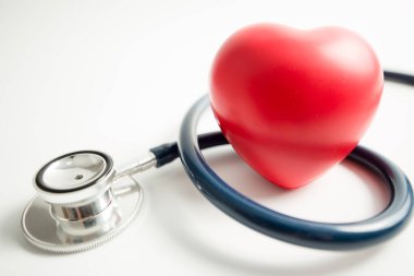 Beyaz arka planda steteskoplu kırmızı kalp, kalp sağlığı, sağlık sigortası konsepti, dünya sağlık günü.