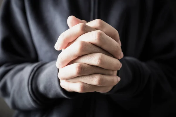 神の概念に対するキリスト教の信仰 アジアの男性クリスチャンの礼拝と教会で祈る 暗い黒の背景で祈る — ストック写真