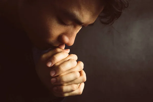 Молящийся Человек Надеется Лучшее Просить Бога Удачи Успеха Прощения Сила — стоковое фото
