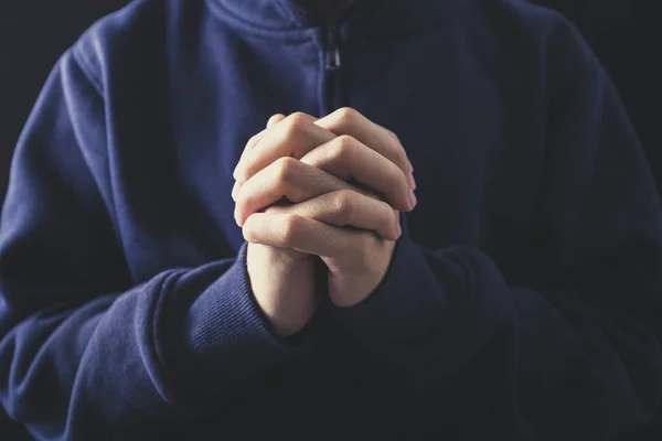 神の概念に対するキリスト教の信仰 アジアの男性クリスチャンの礼拝と教会で祈る 暗い黒の背景で祈る — ストック写真