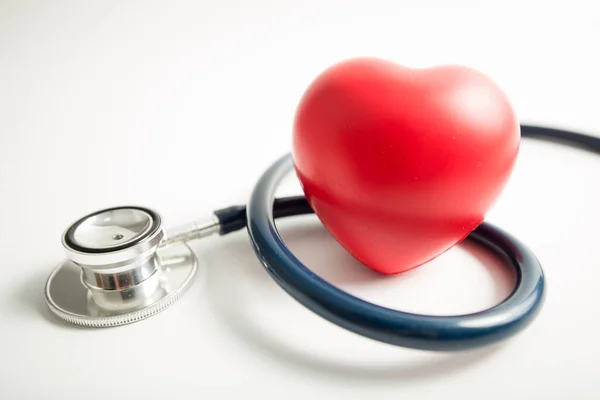 Rotes Herz Mit Stethoskop Auf Weißem Hintergrund Herzgesundheit Krankenversicherungskonzept Weltgesundheitstag — Stockfoto