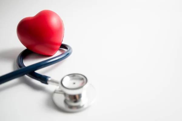 Rotes Herz Mit Stethoskop Auf Weißem Hintergrund Herzgesundheit Krankenversicherungskonzept Weltgesundheitstag — Stockfoto