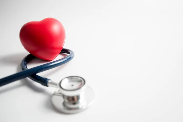 Corazón Rojo Con Estetoscopio Sobre Fondo Blanco Salud Del Corazón — Foto de Stock