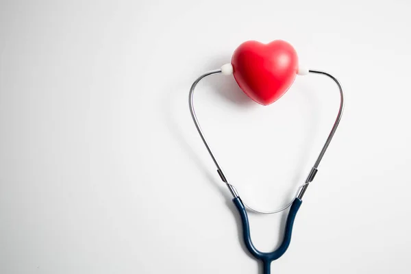 Coeur Rouge Avec Stéthoscope Sur Fond Blanc Santé Cardiaque Concept — Photo