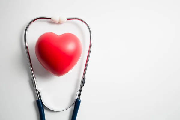 Corazón Rojo Con Estetoscopio Sobre Fondo Blanco Salud Del Corazón — Foto de Stock