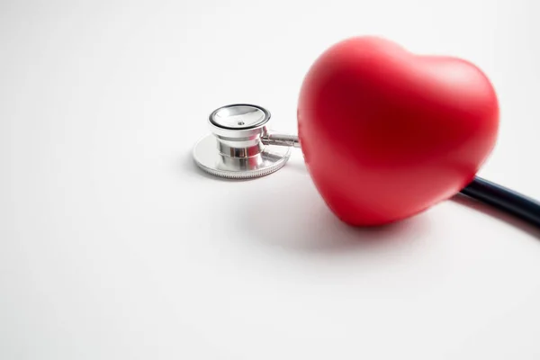 Corazón Rojo Con Estetoscopio Sobre Fondo Blanco Salud Del Corazón — Foto de Stock